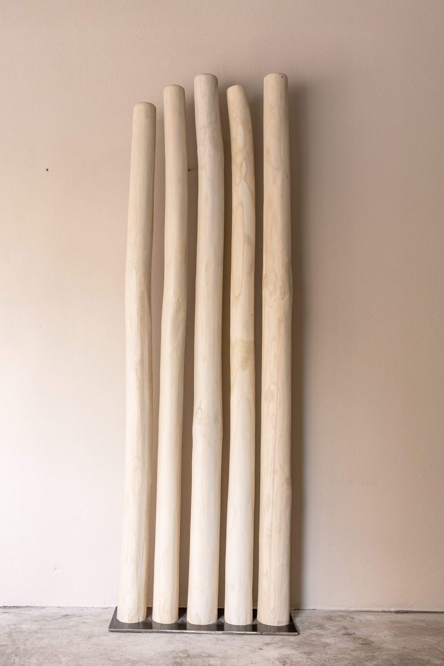 biombo castanyer Separador d’ambient amb troncs de castanyer.