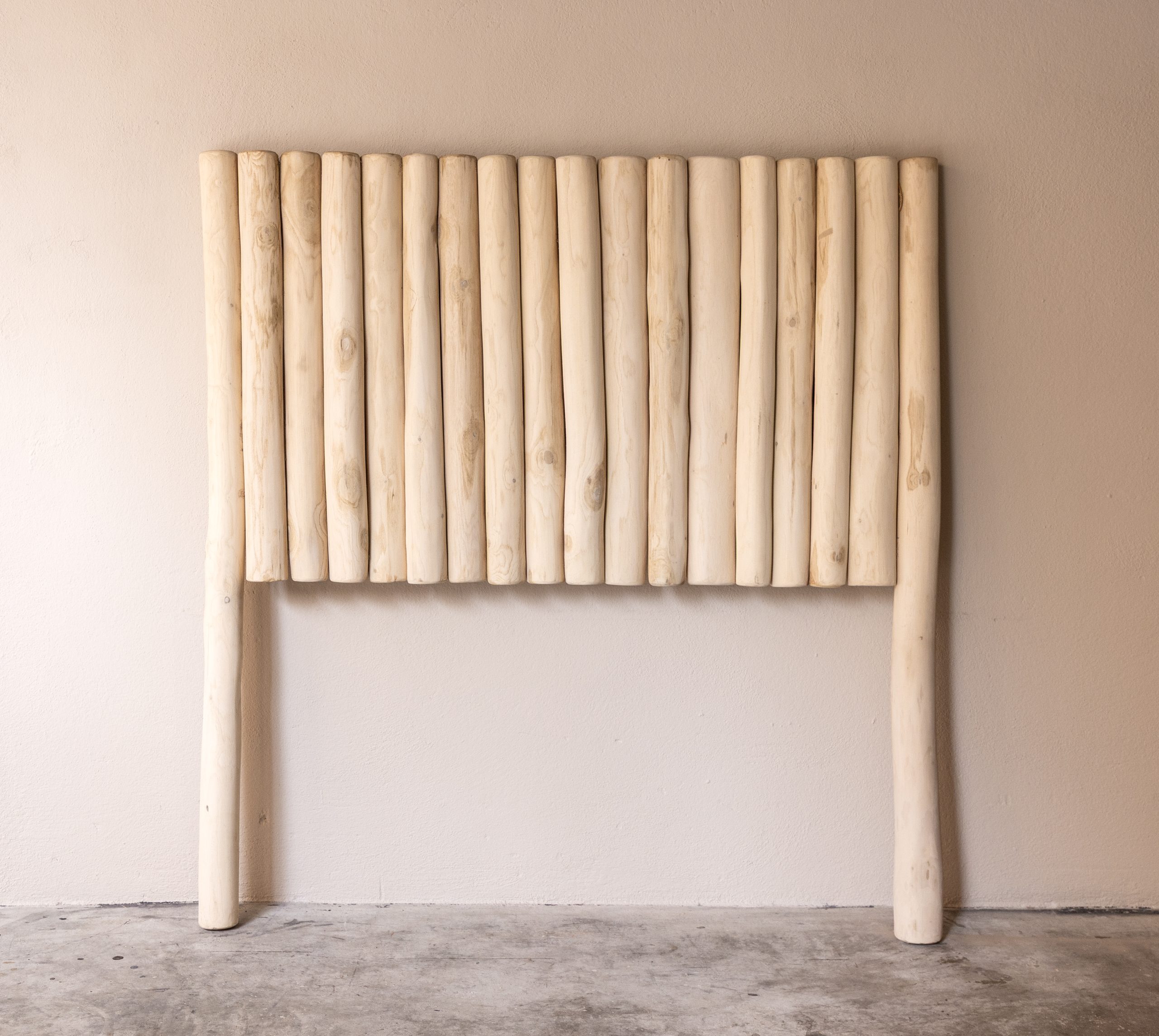 capçal castanyer Capçal de llit amb pals de castanyer.