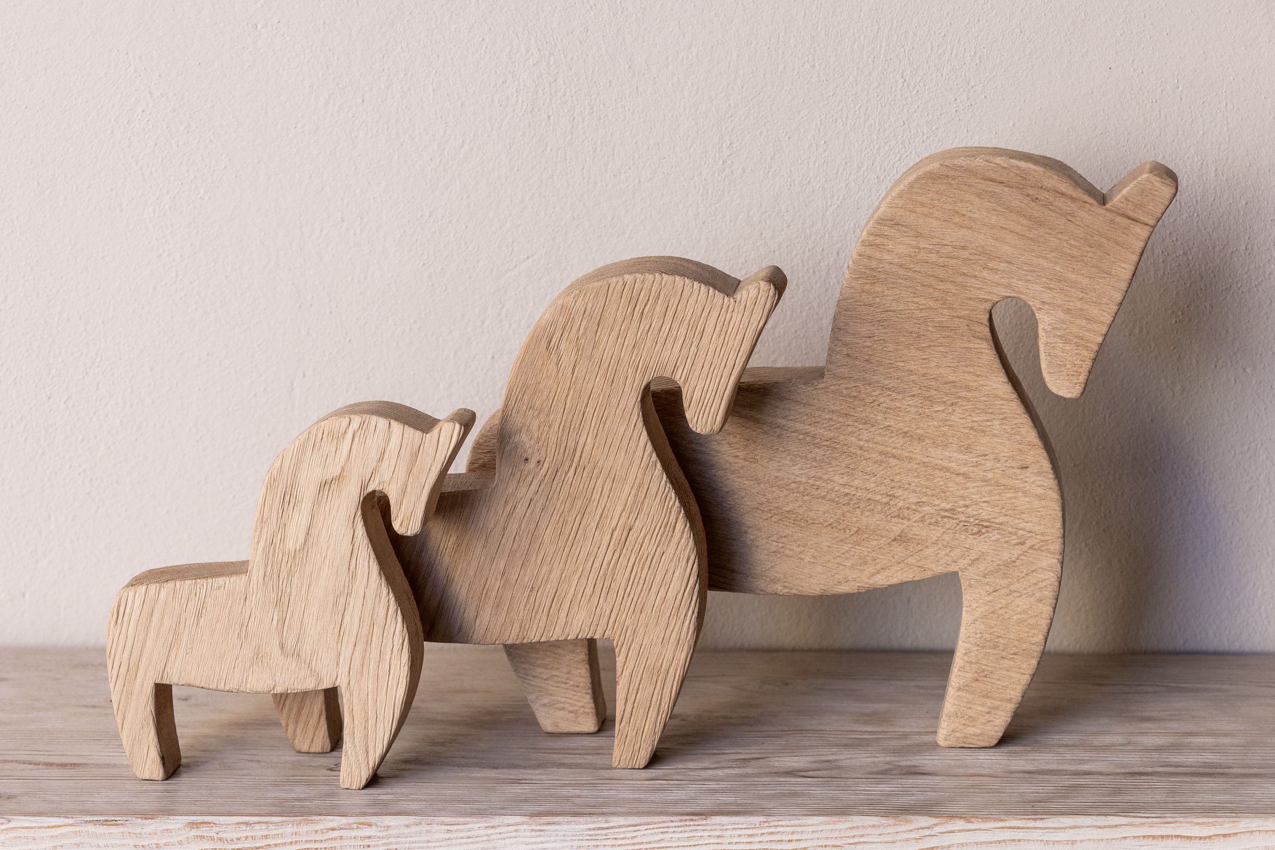 deco cavalls roure Cavall decoratiu en fusta massissa.