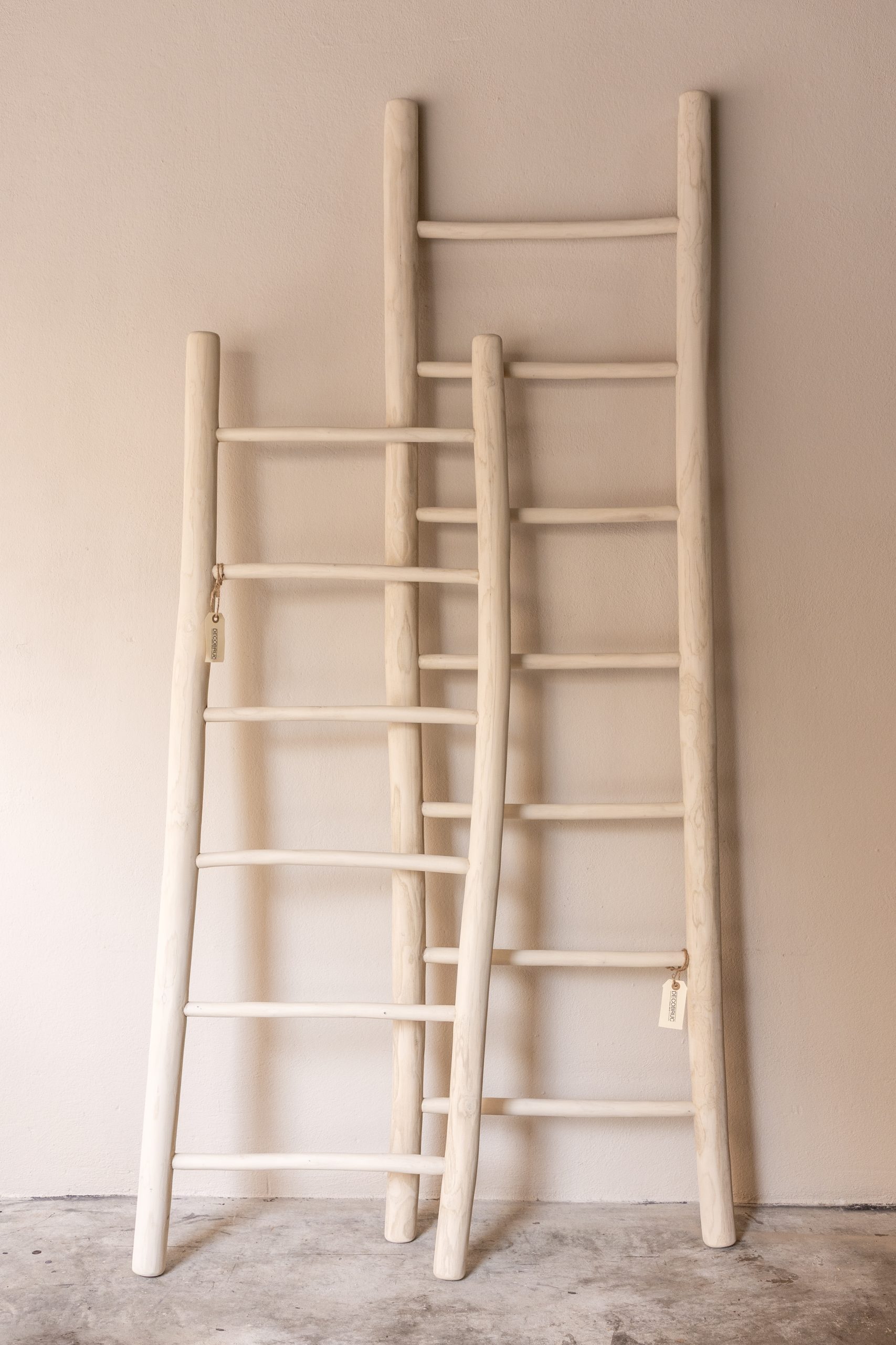 escala deco castanyer Escala decorativa de fusta de castanyer.