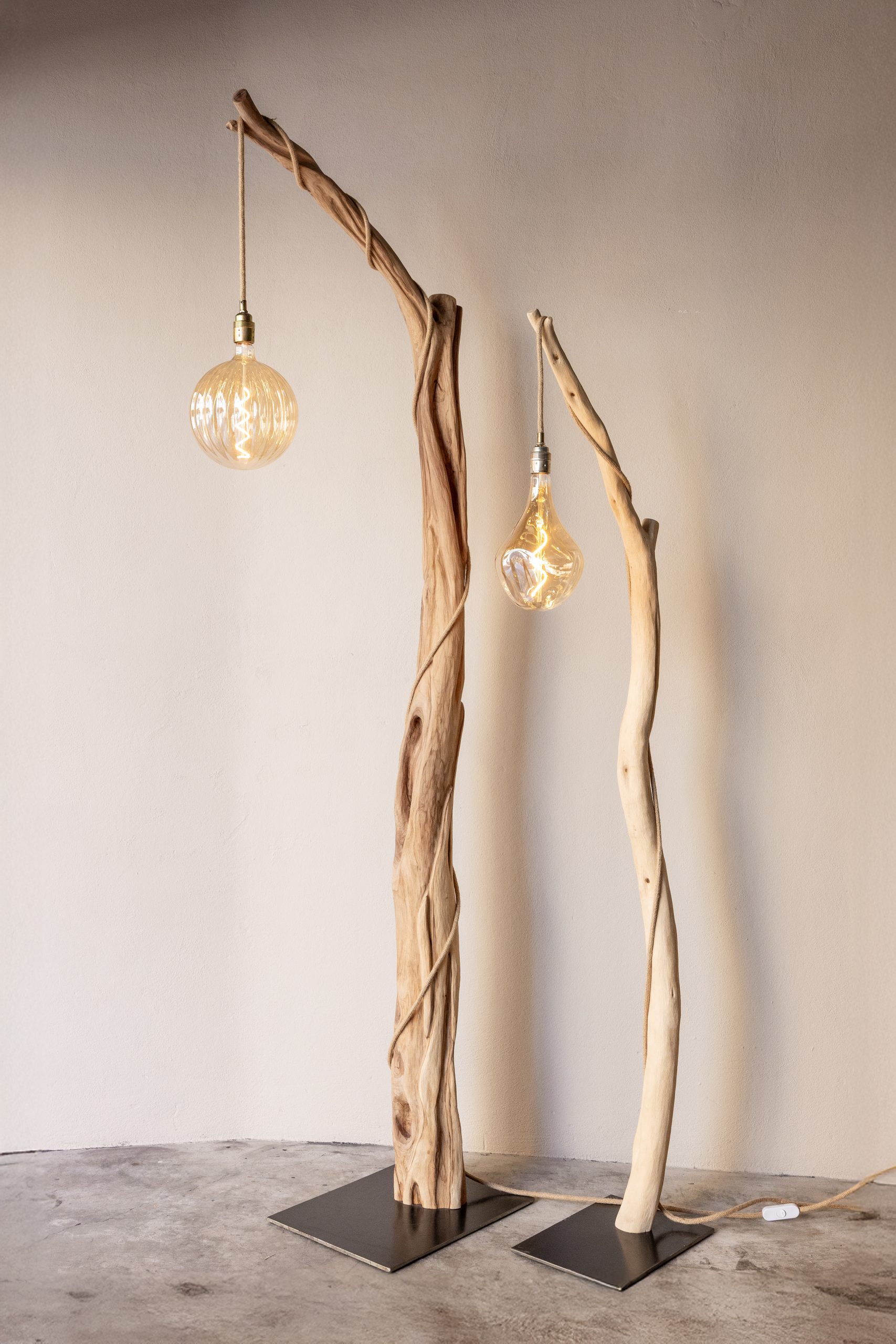 lampara de peu branca olivera conjunt Làmpada de peu amb branca natural.