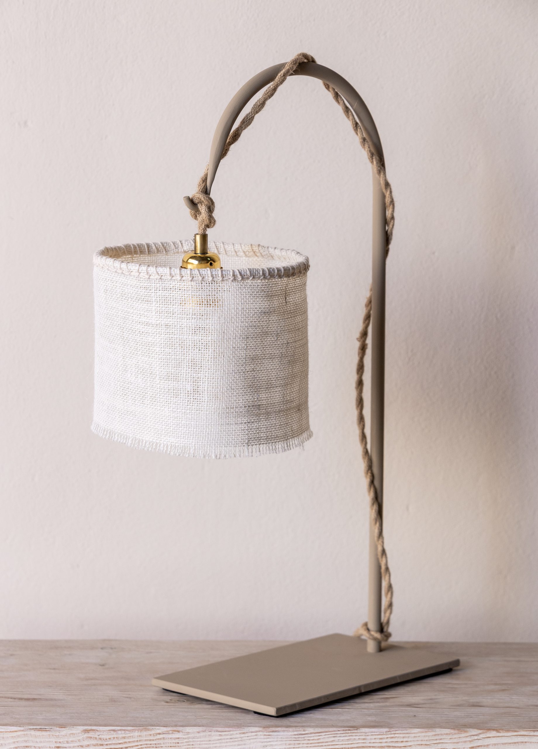 lampara de taula ferro + pantalla saca blanc Lampareta de taula de ferro (RAL 1019) amb pantalla de saca cru