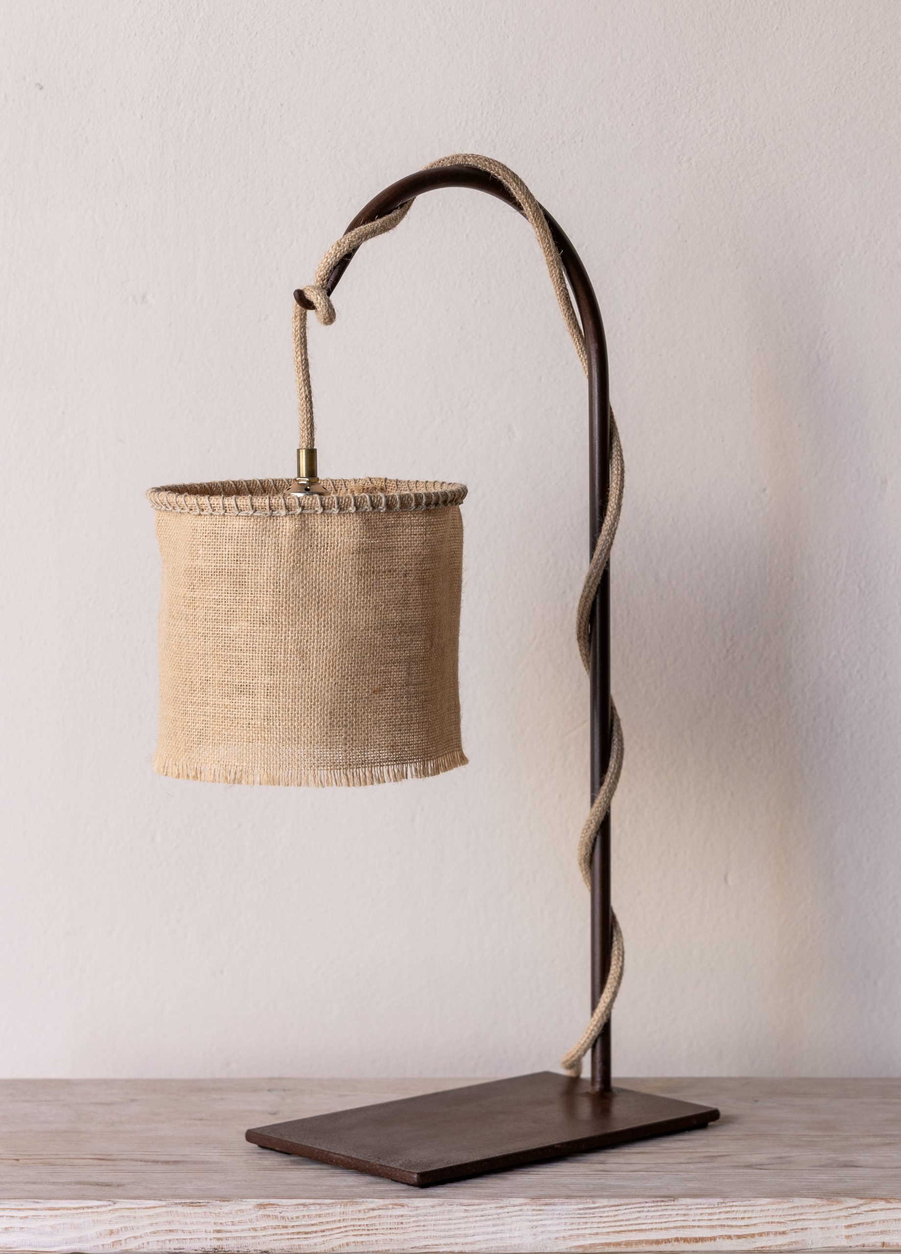 lampara de taula ferro + pantalla saca nat. Lampareta de taula de ferro oxid amb pantalla de saca