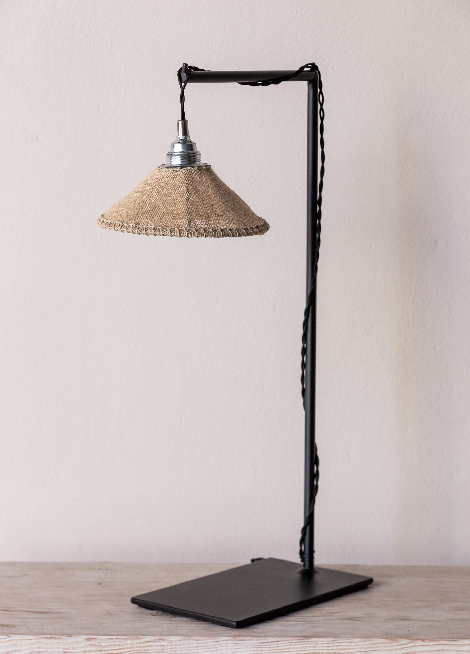 lampara de taula ferro + pantalla saca plat Lampareta de taula de ferro negre amb pantalla de saca cònica