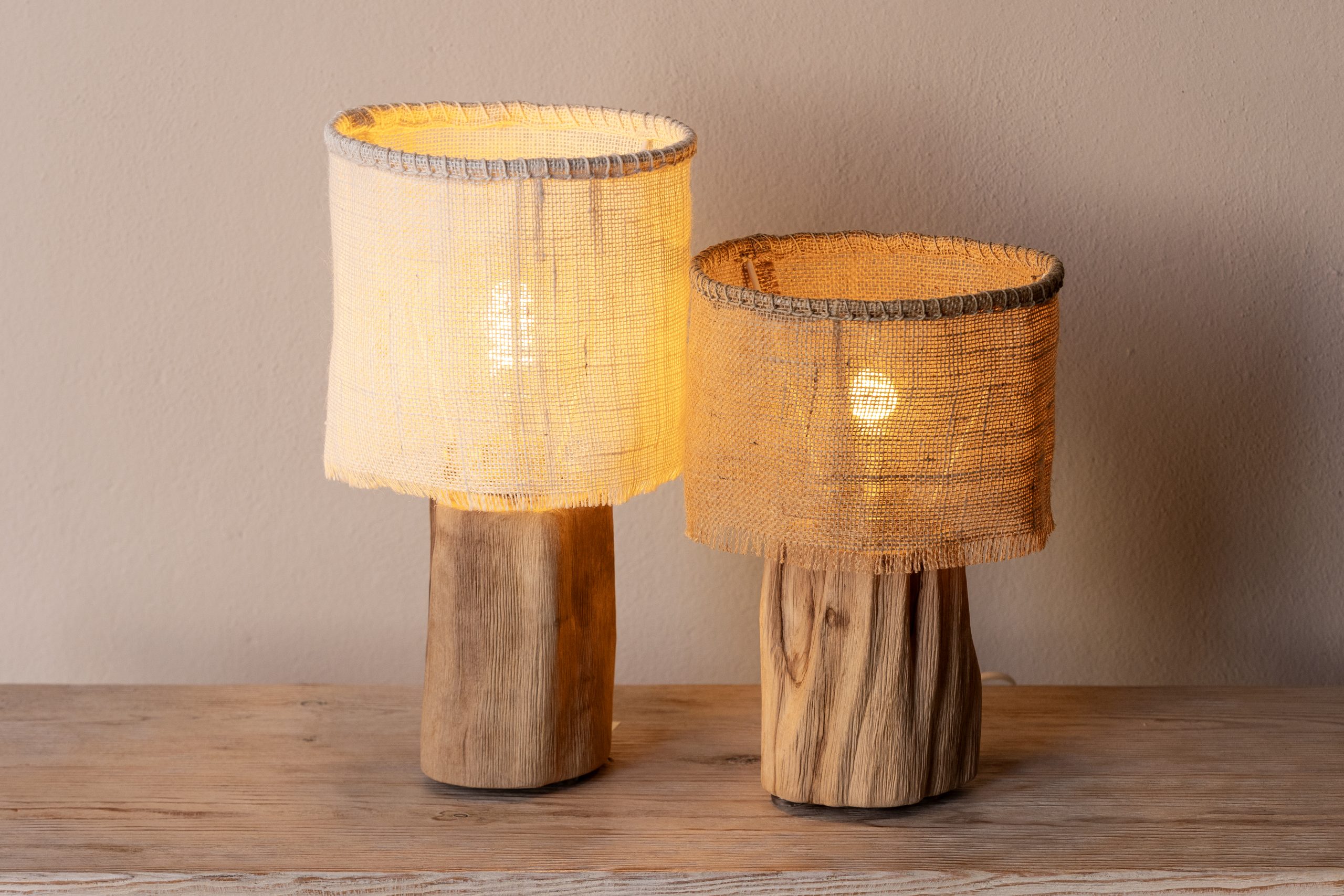 lampara de taula + pantalla 3 Làmpada de taula amb pantalla de saca.