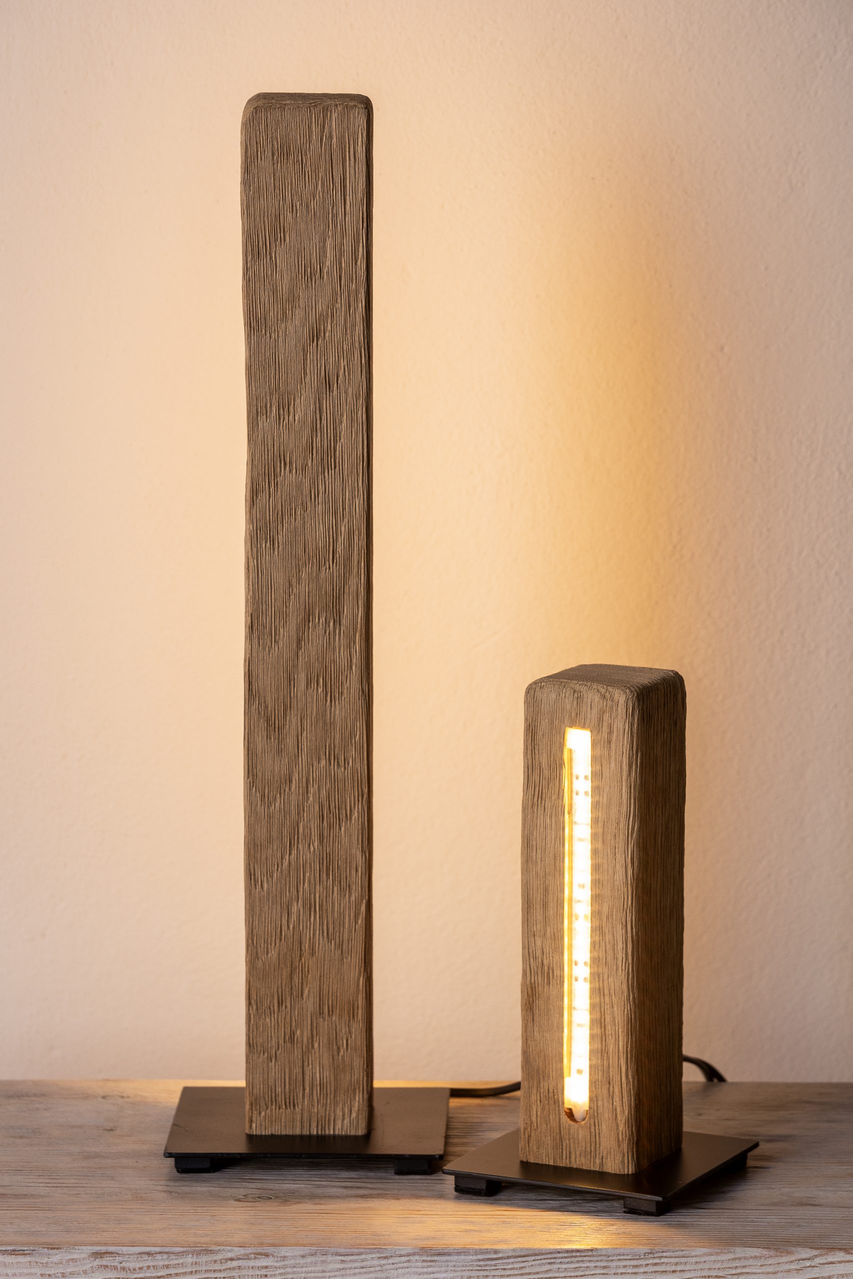 lampara de taula taco roure led2 Làmpada de fusta de roure amb base de ferro i il·luminació LED integrada.