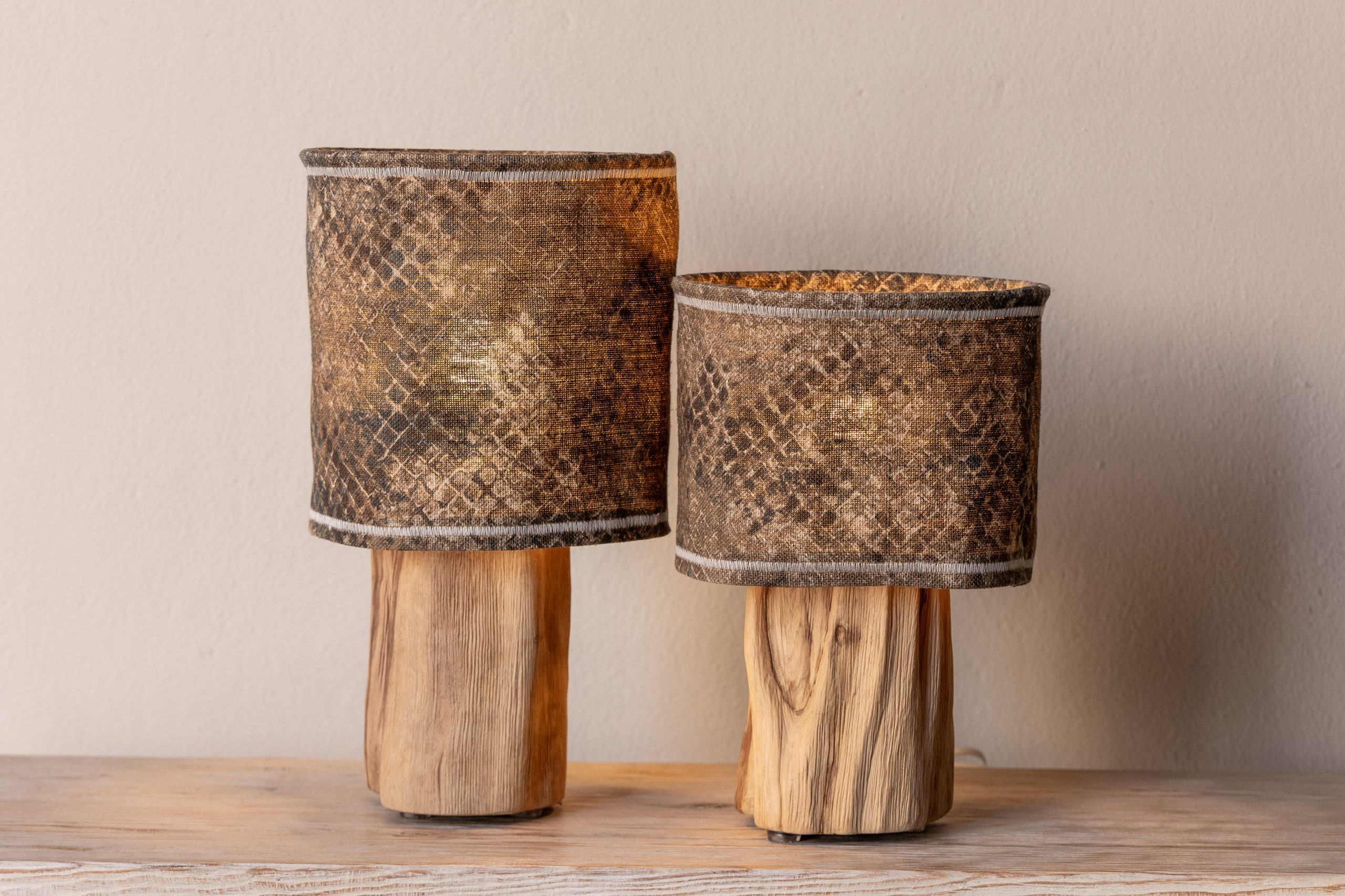 lampara taula olivera + pantalla Làmpada de taula amb pantalla de lli (ed.limitada)